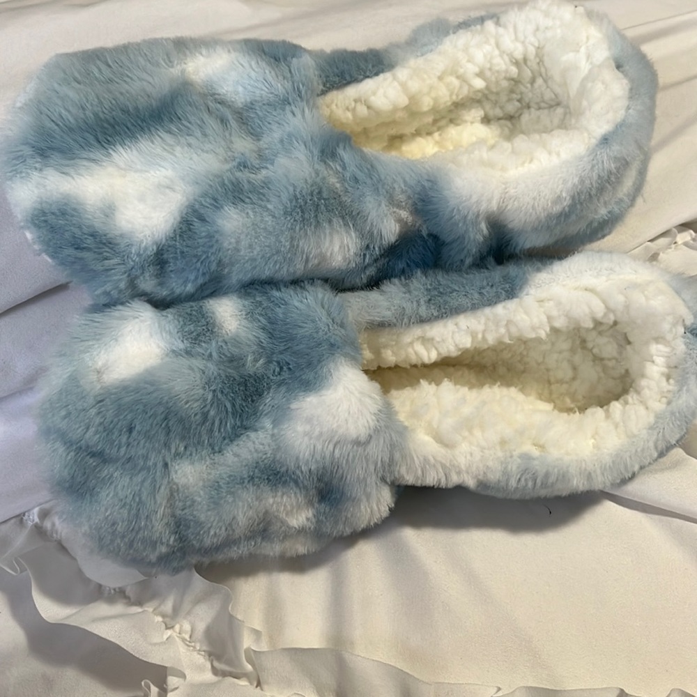 Blue and white tie die slippers/socks